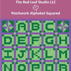 Könnte beinhalten: Eine Patchwork-Alphabet-Decke mit grünen und violetten Quadraten, die die Buchstaben A bis Z zeigen. Die Decke trägt den Titel "Patchwork Alphabet Squared" und wurde von The Red Leaf Studio LLC hergestellt.
