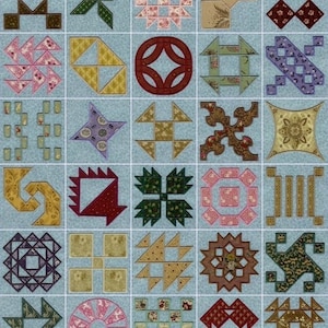 Peut inclure: Une collection de 36 blocs de courtepointe colorés avec différents motifs géométriques. Les blocs sont disposés en grille sur un fond bleu clair.