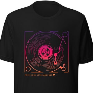 Puede incluir: Camiseta negra con un gráfico de un tocadiscos y el texto "MUSIC IS MY LOVE LANGUAGE".