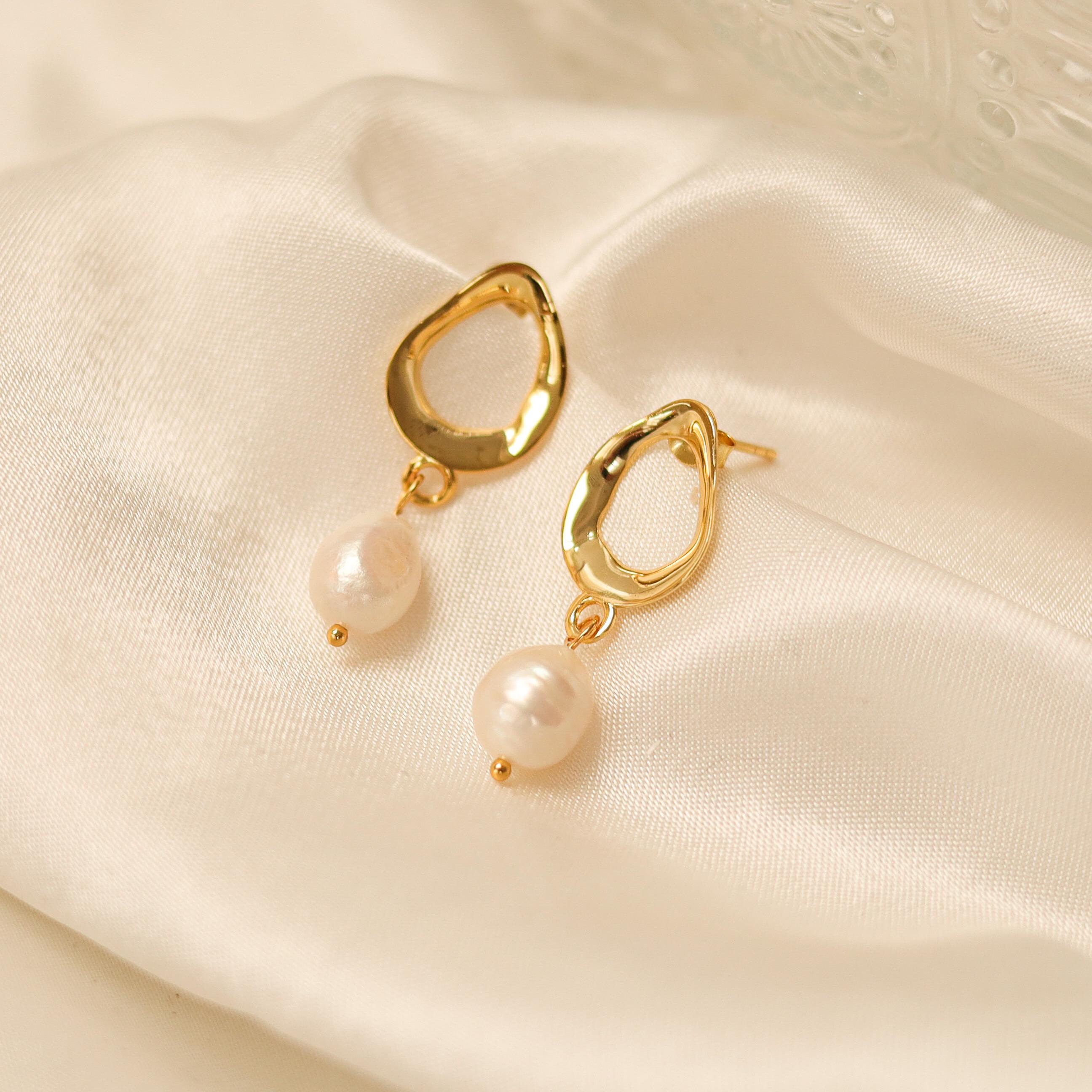 Boucles D'oreilles Plaqué Or Avec Perles - Modèle Huggie Boule - En Acier Inoxydable - Neuf Avec étiquettes