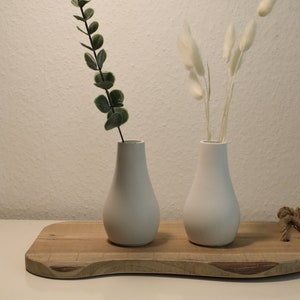 Vase in weiß oder ice-grau, stilvoll und elegant aus Designbeton, Beton, Blumenvase, Trockenblumen, Deko, Tischdeko, Inneneinrichtung Bild 1