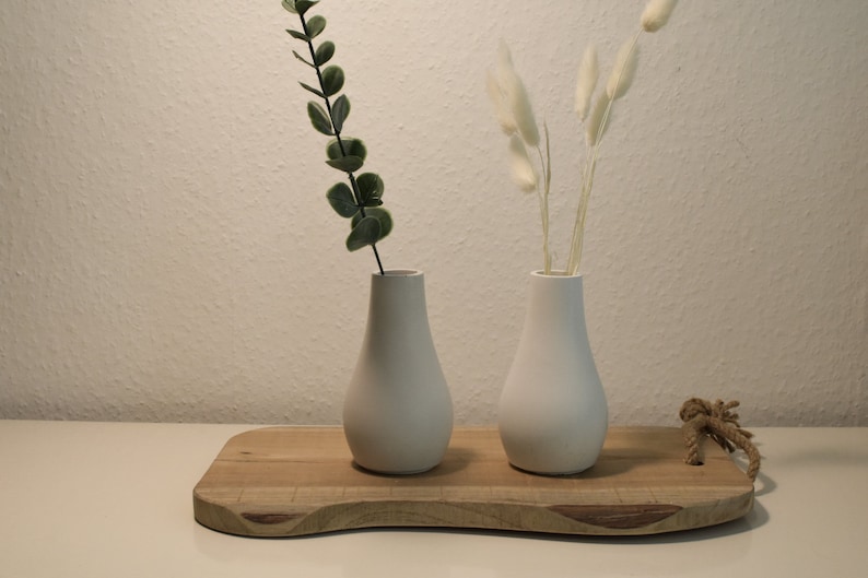 Vase in weiß oder ice-grau, stilvoll und elegant aus Designbeton, Beton, Blumenvase, Trockenblumen, Deko, Tischdeko, Inneneinrichtung Bild 1