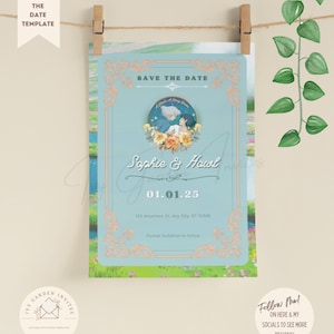 Op de afbeelding: Een lichtblauwe "Save the Date" kaart met de namen "Sophie & Howl" en de datum "01.01.25". De kaart heeft een bloemenontwerp en een cirkelvormige illustratie van twee personages. De kaart hangt aan een waslijn.