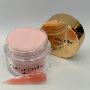 Könnte beinhalten: Ein Glas mit rosa Acrylpulver mit dem Etikett "ColourBombe Acrylics".