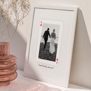 Glückliches Mädchensyndrom Ace of Hearts Ästhetisches Plakat, personalisiertes preppy Wohnheimdekor, rosa trendige Wandkunst, Spielkarte Plakat
