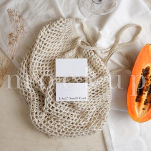 Mockup voor naamkaartjes papaja, mock-up met naamkaartje zomer 3,5 x 2 mock-up voor visitekaartjes | Slim PSD-object ECHTE FOTO