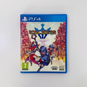 以下が含まれることがあります： PlayStation 4用ゲームソフト「Soulstice」の青いケース。パッケージには、盾を持った青い鎧の騎士を中心に、様々なファンタジーキャラクター、赤いマントの人物、そして緑色のPEGI 7年齢制限ロゴが描かれています。