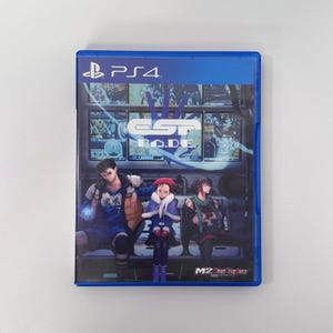 Può includere: Una custodia blu per il gioco PlayStation 4 ESP Ra.De. con tre personaggi in stile anime seduti su una panchina davanti a diversi schermi. La copertina mostra il titolo del gioco in bianco e il logo M2 Shot Triggers in basso a destra.