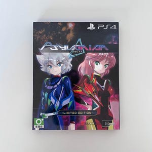 Può includere: Una custodia per videogioco PlayStation 4 di Psyvariar Delta Limited Edition. La copertina presenta due personaggi in stile anime, uno con capelli argento in tuta blu e uno con capelli rosa in tuta rossa, su uno sfondo scuro dello spazio.