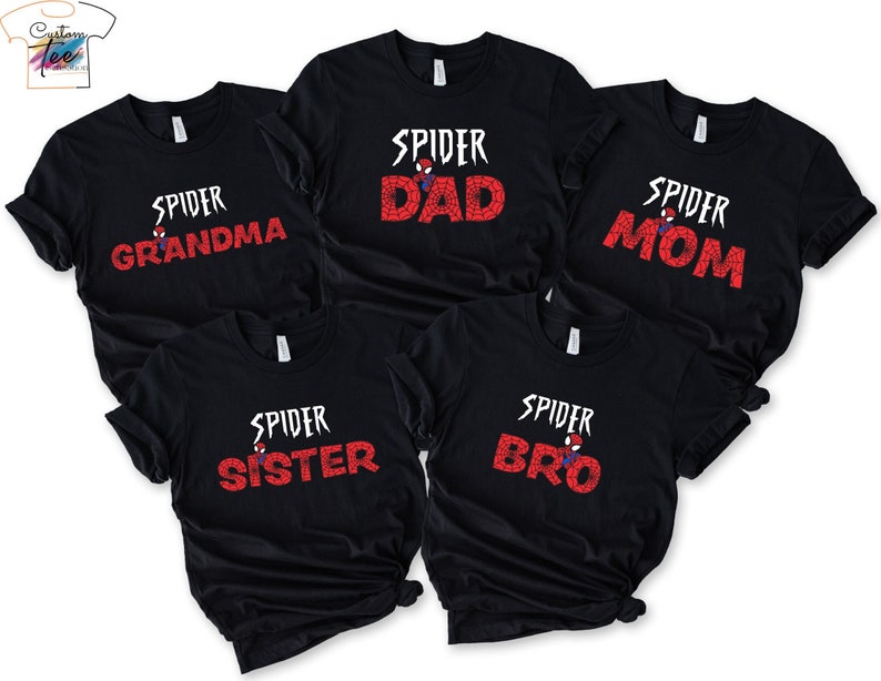 Puede incluir: Cinco camisetas negras con texto rojo de tem&aacute;tica de ara&ntilde;a. Las camisetas dicen "Spider Dad", "Spider Mom", "Spider Grandma", "Spider Sister" y "Spider Bro".
