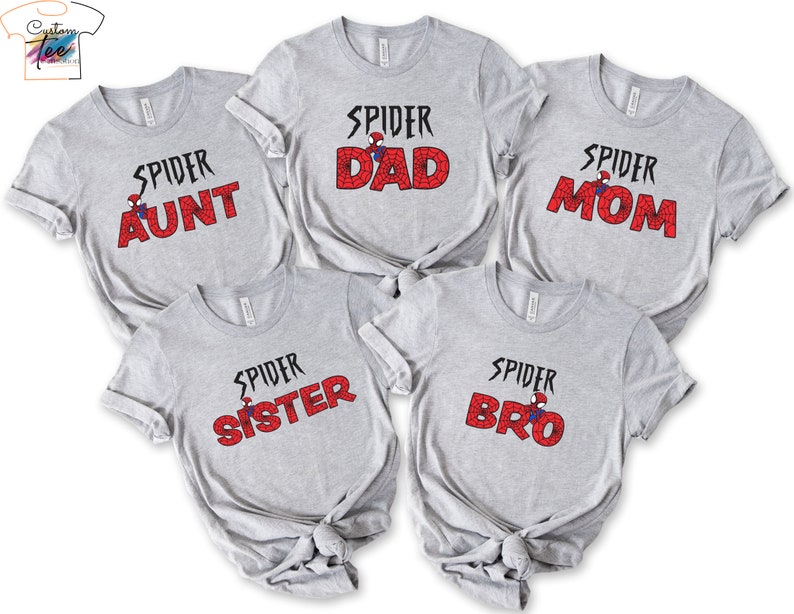 Puede incluir: Cinco camisetas grises con un gr&aacute;fico de Spider-Man y las palabras "Spider Dad", "Spider Mom", "Spider Aunt", "Spider Sister" y "Spider Bro" impresas en ellas.