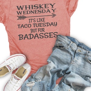 Miércoles de whisky como el martes de taco pero para camiseta Badasses. Camiseta de whisky, camiseta para beber. Camiseta serigrafiada hecha a mano.