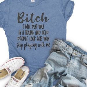 B__ch ik stop je in een koffer en help mensen naar je te zoeken. Stop met spelen met mij. T-shirt. Handgemaakt T-shirt met zeefdruk.