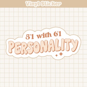 5'1 com personalidade de 6'1 | Adesivo | Adesivo de vinil fofo e sarcástico, engraçado para garrafa de água, decoração de laptop, à prova d'água, lavável na máquina de lavar louça, citação de sátira
