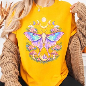 ルナモスシャツ、気まぐれな天体蛾Tシャツ、神秘的な花柄の月の満ち欠けフェアリーコアコテージコアグラフィックTシャツ
