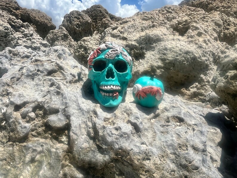 Coastal Halloween Skull With Mini Pumpkin bild 2