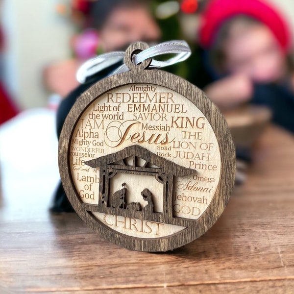 Décoration de Noël de la Nativité avec scène de la Nativité et noms de Dieu gravés au laser. Super cadeau.