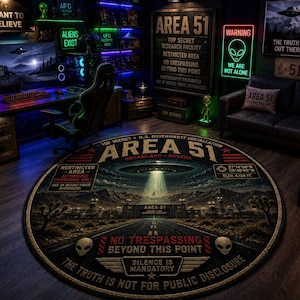 Puede incluir: Una alfombra redonda con temática del Área 51 con una ilustración detallada de un paisaje desértico, un OVNI y el texto "No Trespassing Beyond This Point". La alfombra presenta un diseño desgastado y un borde con gráficos de cabezas alienígenas.