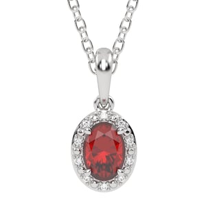 Colgante de granate de oro blanco de 10 quilates con halo de diamantes - Elegante collar con colgante de granate ovalado de 7x5 mm con cadena para mujeres y niñas - Anillo de primavera