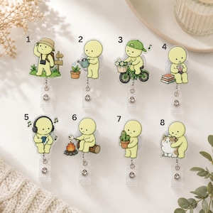 Puede incluir: Ocho portatarjetas de acrílico con personajes de dibujos animados amarillos en diversas actividades: senderismo, regar una planta, andar en bicicleta, beber boba, usar auriculares, asar un malvavisco, sostener un cactus y acariciar un gato.