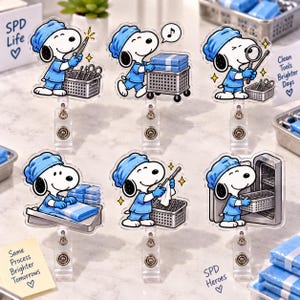 Puede incluir: Seis portatarjetas de acrílico con Snoopy vestido con uniforme médico azul y gorro quirúrgico. Cada personaje realiza diferentes tareas como organizar instrumentos quirúrgicos, doblar ropa azul o usar una lupa, montados en clips transparentes.