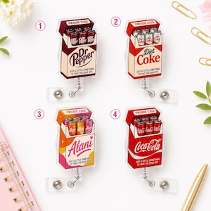 Op de afbeelding: Vier acryl badgehouders met een sigarettenpakje-ontwerp gelabeld FRIDGE CIGS. Elk pakje toont frisdrankblikjes en de tekst JUST A LITTLE SOMETHING TO TAKE THE EDGE OFF. De ontwerpen bevatten de merknamen Dr Pepper, Diet Coke, Alani en Coca-Cola.