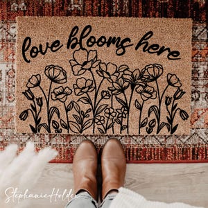 Love Blooms Here Doormat, Floral Welcome Mat for Front Porch, Outdoor Entry Rug, Housewarming Gift, Spring Summer Door Decoration, Floral