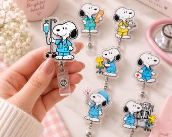 Può includere: Una collezione di portabadge in acrilico con Snoopy in vari ruoli medici, tra cui indossare camici, reggere un'asta per flebo, un kit di pronto soccorso, un termometro o esaminare radiografie, tutti fissati a clip retrattili trasparenti.