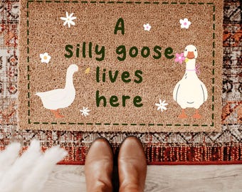 A Silly Goose Lives Here Doormat, Funny Goose Welcome Mat, Cute Farmhouse Entry Rug, Whimsical Door Mat, Cottagecore Home Decor, Welcome Rug