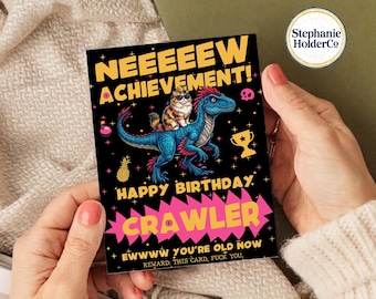 Tarjeta de cumpleaños por nuevo logro, tarjeta de Carl de Dungeon Crawler, regalo de cumpleaños de gato y dinosaurio "¡Qué asco! Ya eres viejo", tarjeta divertida para gamers