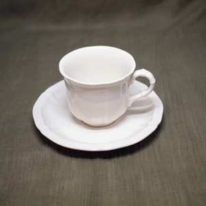 Villeroy & Boch | Multiple cups and saucers in classic French white &#39;Manoir&#39; style Vito porcelain (cup height 7 | saucer diameter 15 cm)