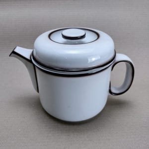 Thomas | Teekanne/Kaffeekanne mit Deckel im Dekor „Scandic Shadow“ (Durchmesser 14,0 cm | Höhe 14,5 cm | Breite 22,0 cm von Ausguss bis Henkel) | Vintage