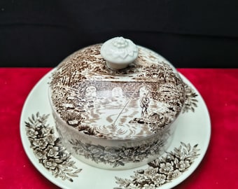 Kronhertig | Rund smörskål (bottenplattans diameter 17,5 cm | höjd 10,0 cm) med dekor "Broscener" i brunt | Vintage