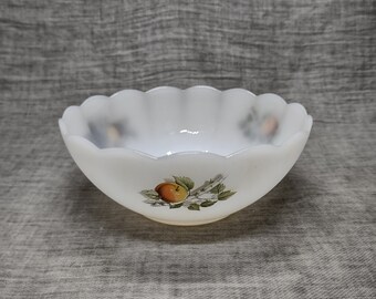 Arcopal | Schaaltje (diameter 15 cm | hoogte 6,5 cm) in witte kleur met geschulpte rand en fruitmotief gehard glas | Vintage