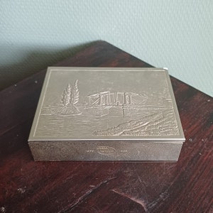 Fosma Kenciga | Vecchia scatola di sigarette olandese Coperchio incernierato Metallo color argento Interno in legno di cedro (dimensioni 13 x 10 x 3 cm) | Vintage ▾