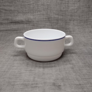 Puede incluir: Tazón de sopa de cerámica blanca con una sola línea azul alrededor del borde y dos asas.