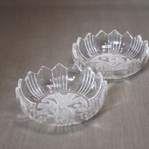 Made in France | Two interlocking round glass bowls Scalloped tooth-shaped edges Retro glass with &#39;Frosty&#39; decoration | Vintage