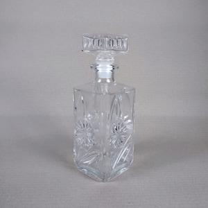 Hergestellt in England | Quadratische Wishkey-Karaffe mit Stopfen (Länge und Breite 7,0 cm | Höhe 19,5 cm) Transparentes Glas mit „Blumen“-Motiv | Jahrgang