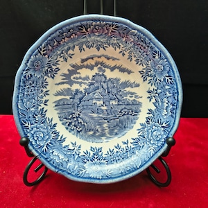 Salem China Co. | Rund skål med vågig form (diameter 15,0 cm | höjd 4,5 cm) med dekor i blå färg 'Colonial Village' | Vintage