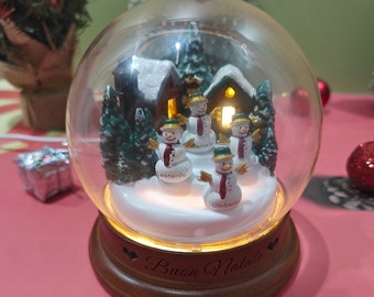 Sfera di cristallo del pupazzo di neve di Natale per la famiglia con luce LED, testo del nome personalizzato Sfera decorativa per l'albero di Natale con base, sfera di cristallo 3D, Paese delle meraviglie invernali