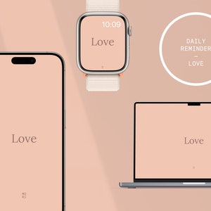 Könnte beinhalten: Ein rosa Hintergrund mit einer weißen Apple Watch, die die Zeit 10:09 und das Wort "Love" anzeigt. Ein weißer Kreis mit dem Text "DAILY REMINDER - LOVE" befindet sich in der oberen rechten Ecke. Ein schwarzes iPhone mit einem rosa Bildschirm, der das Wort "Love" anzeigt, befindet sich in der oberen linken Ecke. Ein schwarzer Laptop mit einem rosa Bildschirm, der das Wort "Love" anzeigt, befindet sich in der unteren Mitte des Bildes.