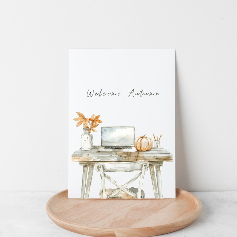 Pu&ograve; includere: Un'illustrazione ad acquerello di una scrivania con un laptop, una zucca e foglie autunnali in un vaso. Il testo "Welcome Autumn" &egrave; scritto sopra la scrivania.