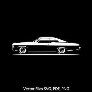 Peut inclure: Une silhouette blanche d'une voiture classique sur un fond noir. La voiture a un long capot, un toit arrondi et une grande lunette arrière. La voiture est tournée vers la droite. Le texte "Vector Files SVG, PDF, PNG" est sous la voiture.