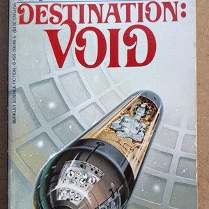 Puede incluir: Un libro de ciencia ficción titulado Destination: Void de Frank Herbert. La portada muestra una nave espacial cilíndrica con un panel de control y una persona dentro de una cámara de cristal sobre un fondo de rejilla con estrellas.