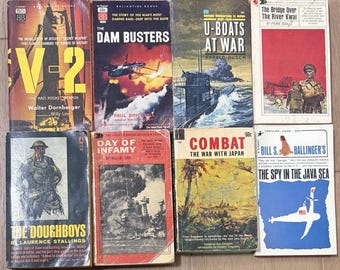 Vintage-Sammelbilderbuch aus dem Zweiten Weltkrieg, bestehend aus 8 Artikeln: Dammbrecher, US-Truppen, Fluss Kwai, Tag der Schande