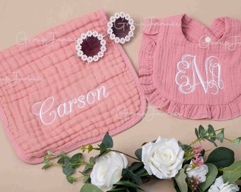 Personalisiertes Baby Jungen Lätzchen mit Stickerei - Lätzchen mit Monogramm für Baby Jungen - Einzigartiges Geschenk für Baby Jungen - Perfekt für Babypartys