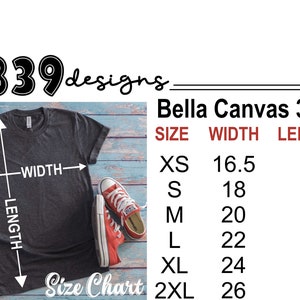 Op de afbeelding: Een maattabel voor Bella Canvas 3001 T-shirts, met de breedte- en lengtemaat in inches voor maten XS tot 2XL. De tabel wordt weergegeven op een houten achtergrond met een grijs T-shirt en een paar rode sneakers.