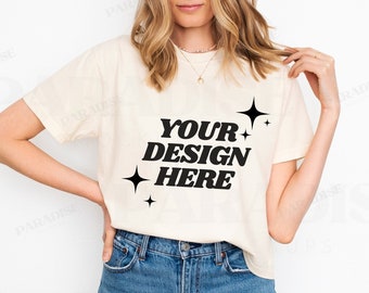 Komfortfarben 3023CL Elfenbein Mockup, echtes Modell abgeschnittenes T-Shirt Mockup, Crop T-Shirt Mockups, minimaler weißer Hintergrund 3023 TShirt MockUp