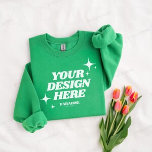 Gildan 18000 Irländsk Grön Sweatshirt Mockup, Vikt Rundkragetröja Platt Lay, Vårblommande Mockup, Riktigt Foto