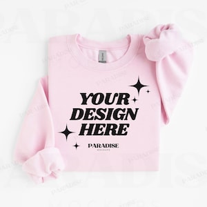Maqueta de sudadera rosa claro Gildan 18000 doblada, maqueta de cuello redondo en plano, maqueta de suéter simple y limpio G180, maquetas rosas para impresión bajo demanda en plano imagen 1